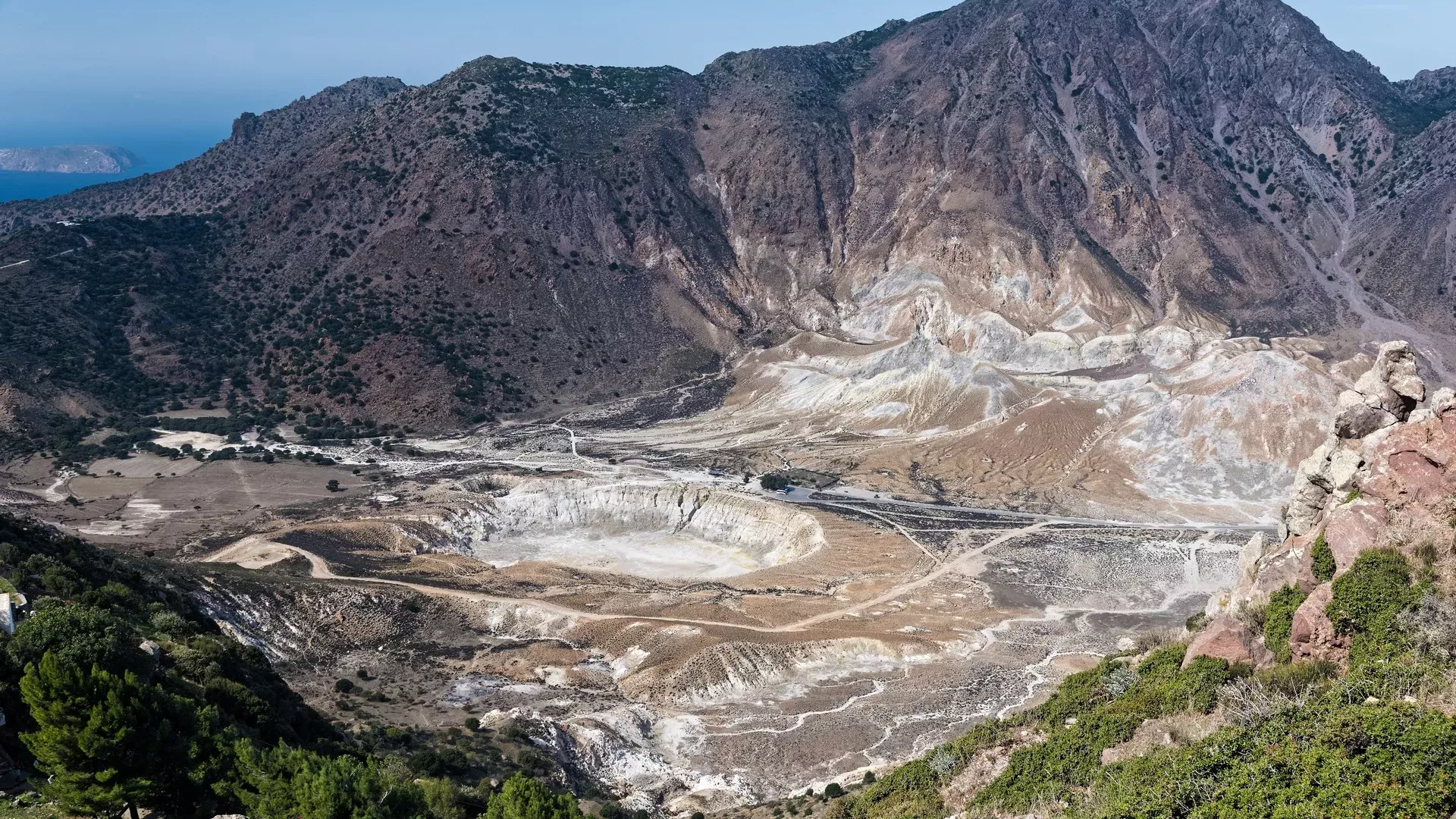 Νίσυρος: Περπατώντας στους κρατήρες του ηφαιστείου