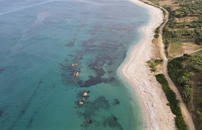 Αρτολίθια: Η καλά κρυμμένη παραλία της Πρέβεζας με τους φυσικούς κυματοθραύστες