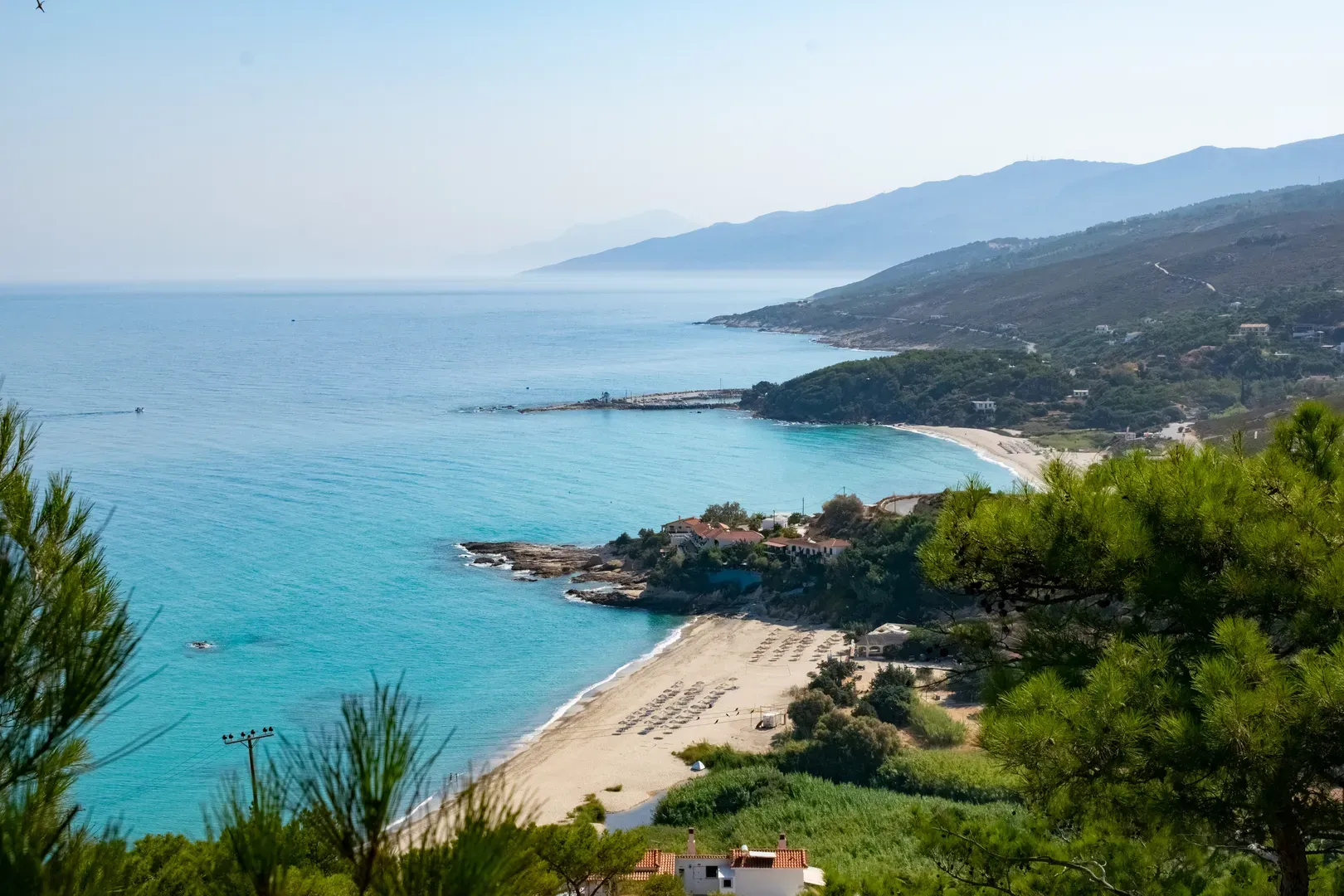 Παραλίες Μεσακτή και Λιβάδι (πηγή: Shutterstock)