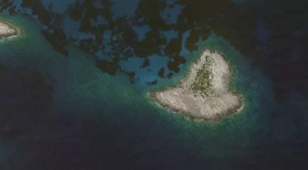 Διαδέλφι, Μεσσηνία: Το νησάκι που έχει σχήμα καρδιάς