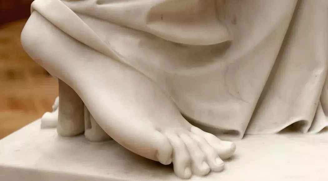 Αδέξιος τουρίστας έσπασε δάχτυλα αγάλματος του 19ου αιώνα για να βγάλει selfie