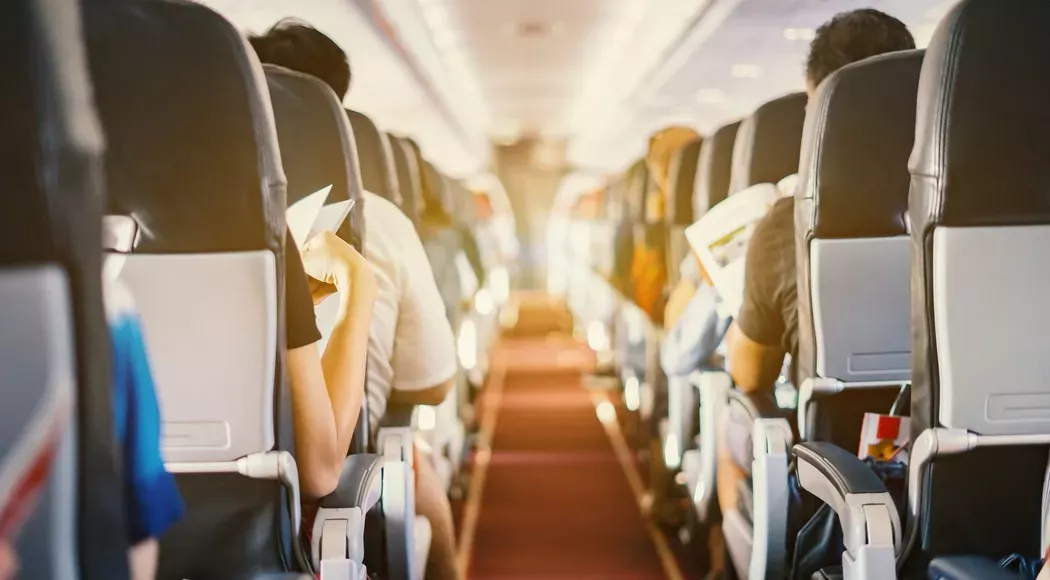 Επιβάτης σε αεροπλάνο έβηχε επίτηδες χωρίς μάσκα φωνάζοντας «όλοι θα πεθάνουν»