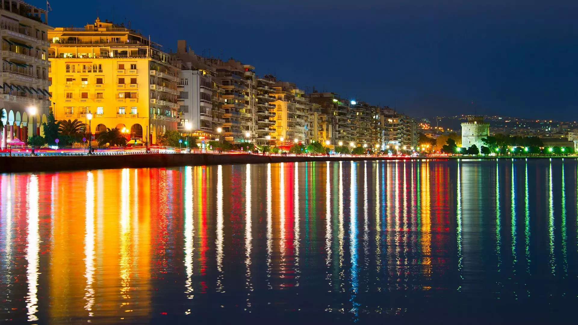 Η Θεσσαλονίκη τη νύχτα (πηγή: Shutterstock)