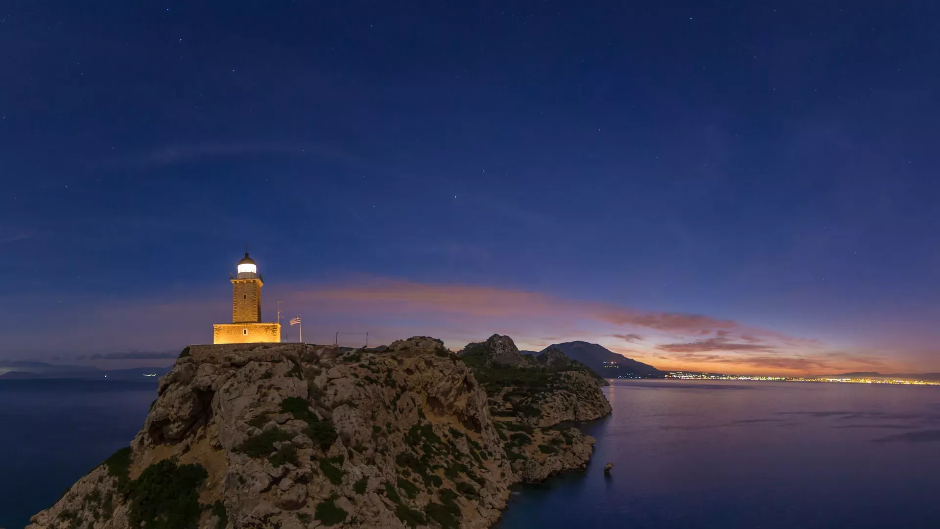 Λουτράκι: Στον Φάρο Μελαγκάβι για το ωραιότερο ηλιοβασίλεμα στον Κορινθιακό