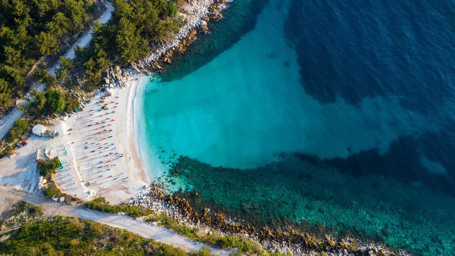 Σαλιάρα: Βουτιά στην ολόλευκη εξωτική παραλία της Θάσου