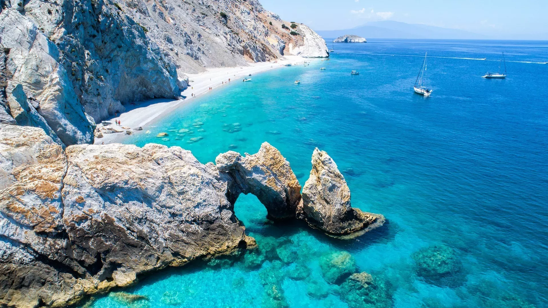 Αυτές είναι οι ωραιότερες παραλίες της Ελλάδας σύμφωνα με τη γαλλική Vogue