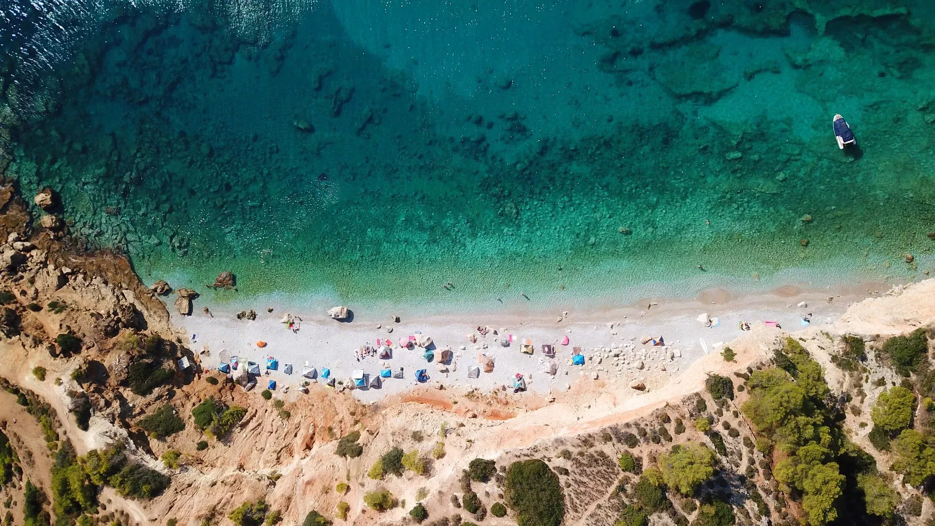 Telegraph: Τρία ελληνικά νησιά στους κορυφαίους «μυστικούς» προορισμούς της Μεσογείου