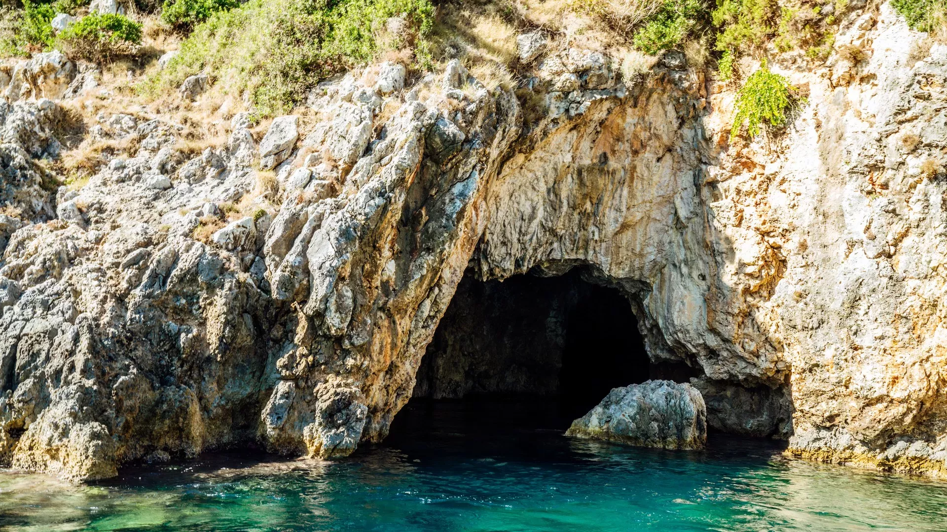 Παλαιοκαστρίτσα: Το φημισμένο θέρετρο της Κέρκυρας με την πλούσια φυσική ομορφιά