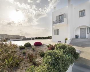 Hemera Holiday Home villa in Santorini: Ονειρεμένες διακοπές σε μια εντυπωσιακή κυκλαδίτικη βίλα