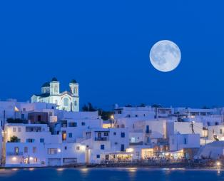 Νυχτερινή λήψη της Νάουσας / Πηγή: Shutterstock