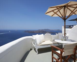 Volcano View Hotel: Μαγευτικές διακοπές στη Σαντορίνη με θέα την καλντέρα