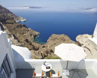 Volcano View Hotel: Μαγευτικές διακοπές στη Σαντορίνη με θέα την καλντέρα