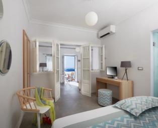 Volcano View Hotel: Μαγευτικές διακοπές στη Σαντορίνη με θέα την καλντέρα