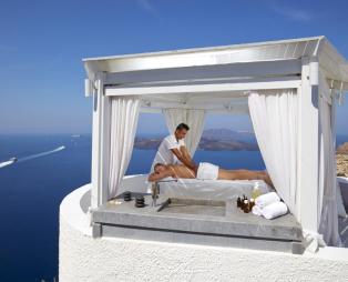Volcano View Hotel: Μαγευτικές διακοπές στη Σαντορίνη με θέα την καλντέρα