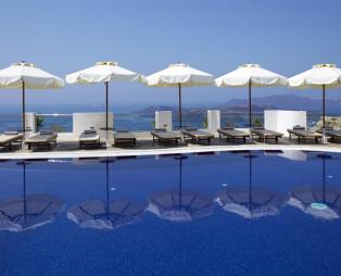 Volcano View Hotel: Μαγευτικές διακοπές στη Σαντορίνη με θέα την καλντέρα