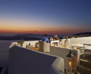 Volcano View Hotel: Μαγευτικές διακοπές στη Σαντορίνη με θέα την καλντέρα