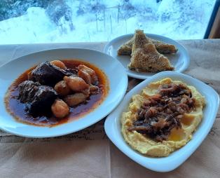 Ταβέρνα Ορίζοντες: Παραδοσιακές γεύσεις με υπέροχη θέα στα Τρίκαλα Κορινθίας