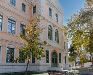 Το επιβλητικό Τσανάκλειο Μέγαρο αποτελεί ζωντανό κομμάτι της αρχιτεκτονικής και της ιστορίας της πόλης