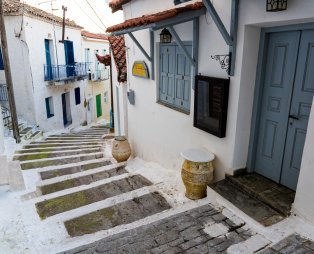 Δρομάκι με νησιώτικο χρώμα (πηγή: Shutterstock)