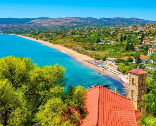 Θέα από την Παναγία την Ελεήστρια στην παραλία Ζάγκα (πηγή: Shutterstock)
