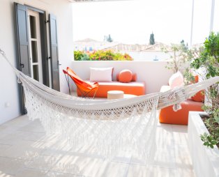 Yayaki Spetses: Εκεί που η ζεστή φιλοξενία συναντά την κομψότητα 