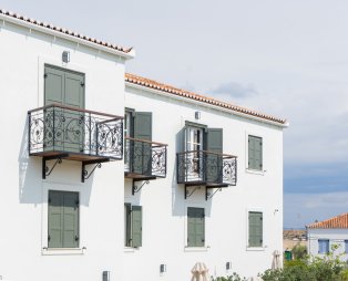 Yayaki Spetses: Εκεί που η ζεστή φιλοξενία συναντά την κομψότητα 