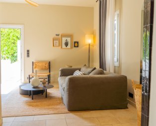 Yayaki Spetses: Εκεί που η ζεστή φιλοξενία συναντά την κομψότητα 