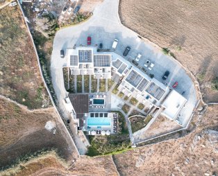 Bianco a Nero Mykonos: Όταν η ήσυχη πολυτέλεια εναρμονίζεται με το φυσικό τοπίο