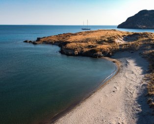 Παραλία Εβγάτης (πηγή: Shutterstock)
