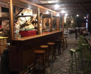 Εν Πλω: Μια γαστρονομική εμπειρία στη Μηλίνα με υπέροχη θέα
