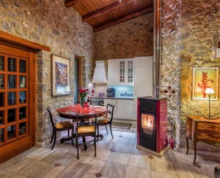 ViP Chalet: Πολυτελής διαμονή στους πρόποδες του Παρνασσού