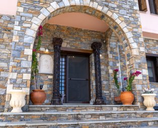 Elysian Luxury Villa: Απόδραση για όλες τις εποχές στην Τσαγκαράδα