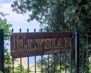 Elysian Luxury Villa: Απόδραση για όλες τις εποχές στην Τσαγκαράδα