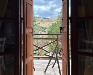 ParnaView Chalet: Ζεστή απόδραση μέσα στη φύση στο Λιβάδι Αράχωβας