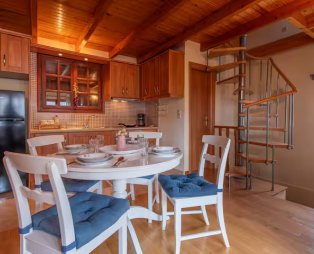 ParnaView Chalet: Ζεστή απόδραση μέσα στη φύση στο Λιβάδι Αράχωβας