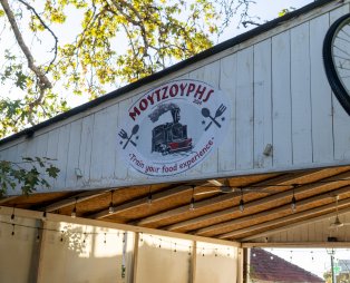 Ταβέρνα Μουτζούρης: Ένα γαστρονομικό ταξίδι δίπλα στο θρυλικό τρενάκι του Πηλίου στα Άνω Λεχώνια