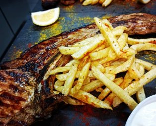 Ταβέρνα Μουτζούρης: Ένα γαστρονομικό ταξίδι δίπλα στο θρυλικό τρενάκι του Πηλίου στα Άνω Λεχώνια