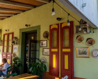 Ταβέρνα Μουτζούρης: Ένα γαστρονομικό ταξίδι δίπλα στο θρυλικό τρενάκι του Πηλίου στα Άνω Λεχώνια