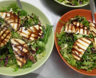 Ταβέρνα Μουτζούρης: Ένα γαστρονομικό ταξίδι δίπλα στο θρυλικό τρενάκι του Πηλίου στα Άνω Λεχώνια