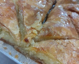 Ταβέρνα Μουτζούρης: Ένα γαστρονομικό ταξίδι δίπλα στο θρυλικό τρενάκι του Πηλίου στα Άνω Λεχώνια