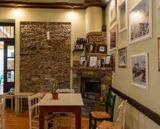 Ταβέρνα Μουτζούρης: Ένα γαστρονομικό ταξίδι δίπλα στο θρυλικό τρενάκι του Πηλίου στα Άνω Λεχώνια