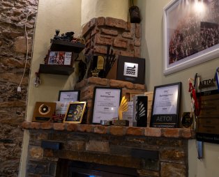 Ταβέρνα Μουτζούρης: Ένα γαστρονομικό ταξίδι δίπλα στο θρυλικό τρενάκι του Πηλίου στα Άνω Λεχώνια