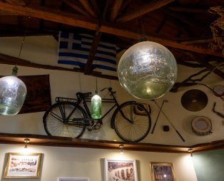 Ταβέρνα Μουτζούρης: Ένα γαστρονομικό ταξίδι δίπλα στο θρυλικό τρενάκι του Πηλίου στα Άνω Λεχώνια