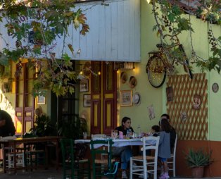 Ταβέρνα Μουτζούρης: Ένα γαστρονομικό ταξίδι δίπλα στο θρυλικό τρενάκι του Πηλίου στα Άνω Λεχώνια