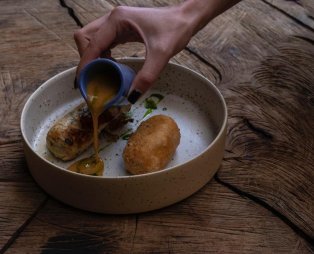 Skala: Το εστιατόριο που ανεβάζει τον γευστικό πήχη στην Αράχωβα