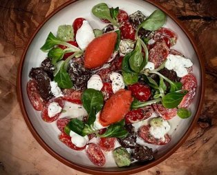 Skala: Το εστιατόριο που ανεβάζει τον γευστικό πήχη στην Αράχωβα