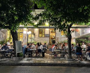 Το Καφενείο του Ζάμπα: Ένα μαγαζί με ιστορία στην καρδιά της Αράχωβας