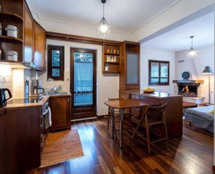 The Foxes: Ένα καταφύγιο στην καρδιά του ελατοδάσους στο Μεγάλο Χωριό Ευρυτανίας