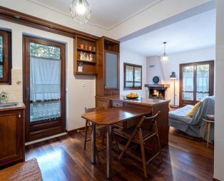 The Foxes: Ένα καταφύγιο στην καρδιά του ελατοδάσους στο Μεγάλο Χωριό Ευρυτανίας