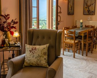 TO KALLION: Ένας παραδοσιακός ξενώνας στο Κλαυσί Ευρυτανίας με υπέροχη θέα στο βουνό 